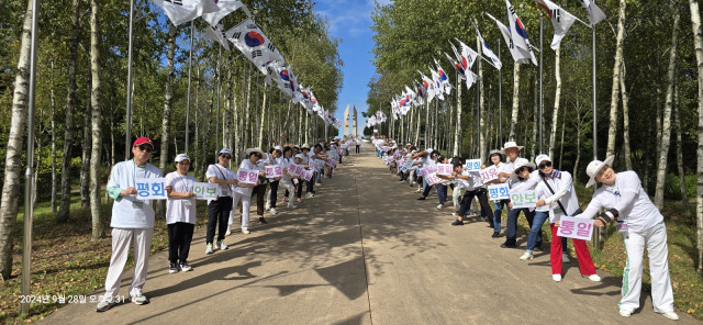 ‘시민과 함께하는 DMZ 평화기행’ 참가자들이 백마고지 통일공감대 확산을 위한 홍보를 하고 있다