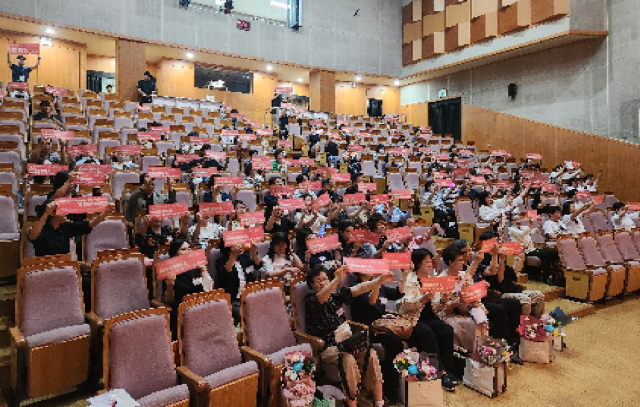 기념식에서 열린 세레모니