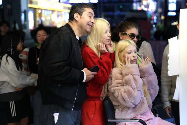 ‘강남역 케미스트릿 X 서울뷰티위크 팝업스토어’를 찾은 외국인 관광객이 즐거운 모습으로 프로그램에 참여하고 있다