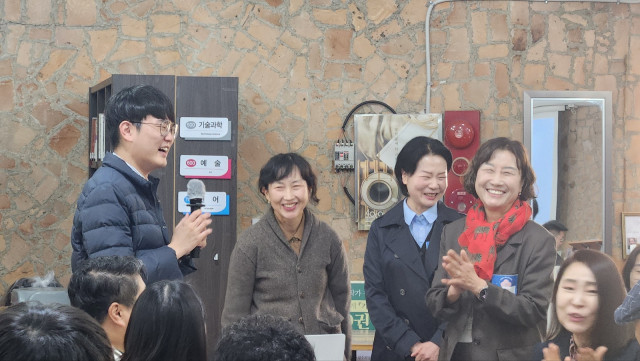 자원봉사 리빙랩 성과공유회 양주시자원봉사센터 참여자가 소감을 발표하고 있다