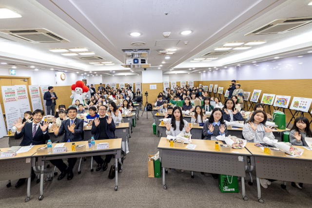 지난 15일 열린 제12회 전국 초·중·고 학생 사랑의열매 나눔공모전 시상식에서 사랑의열매 황인식 사무총장 및 수상자들이 기념 촬영을 하고 있다