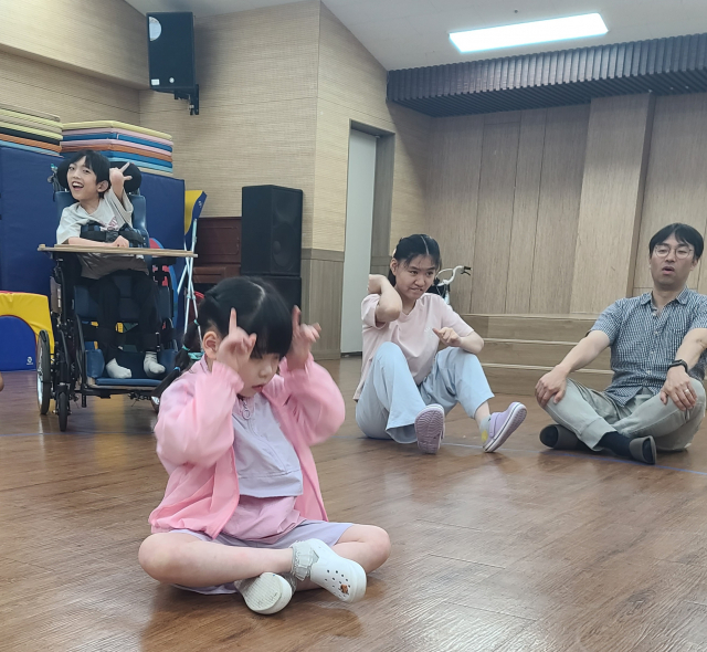 헌터 하트비트 메소드를 활용한 연극 놀이 수업 장면(감정 인사)